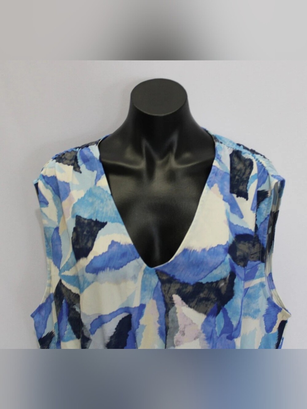 Sleeveless Blue Leaf-Print V-Neck Maxi Dress - Picture 2 of 4